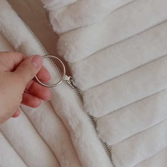 LA FIORENTINA White Faux Fur  Poncho - Picture 9 of 11